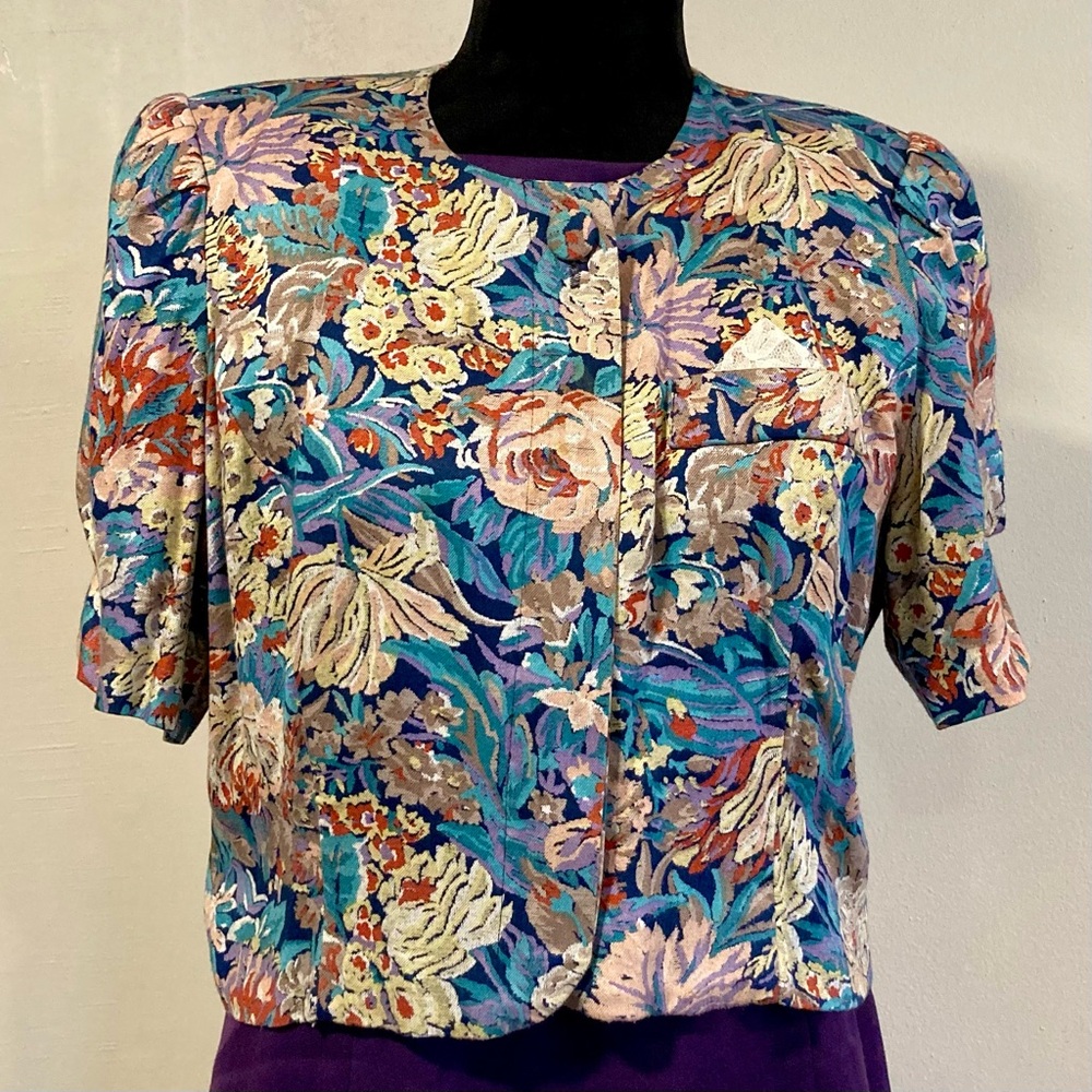 Vintage Late 80s/Early 90s Floral Cropped Women’s Short Sleeved Jacket Medium